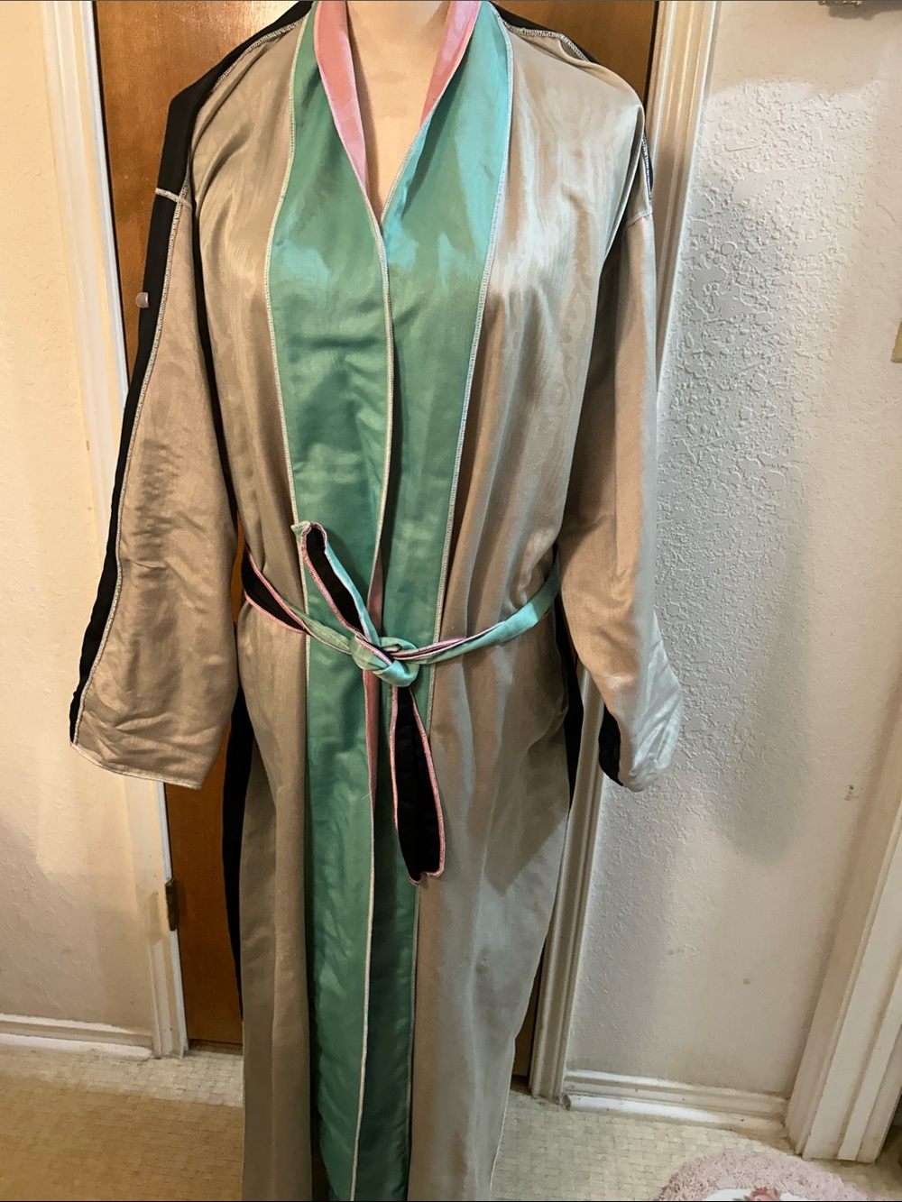 Fernando Sanchez Vintage robe. Beautiful multi colored and well taken care of. L